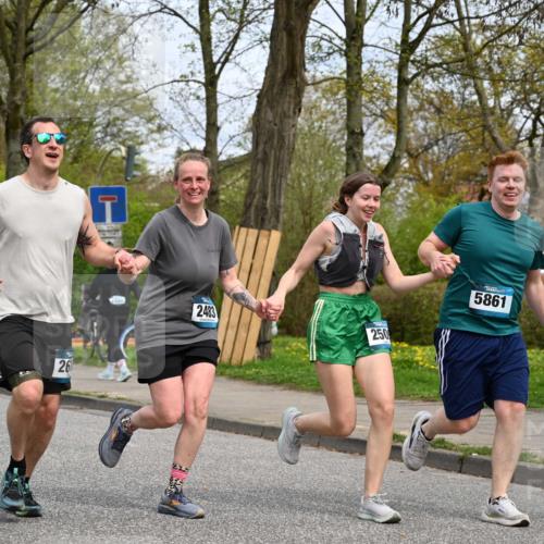 12.04.2026 - 45. Internationalen Wilhelmsburger Insellauf J. Mangold http://msf.ph/oto/9519416 12.04.2026 13:29:05 Ziel 4303, 4302, 4304, 4451, 2650, 2340, 5861, 2509, 2483, 2616, 5535, 5536, 5539, 4547, 4420, 3648 meine-sportfotos.de