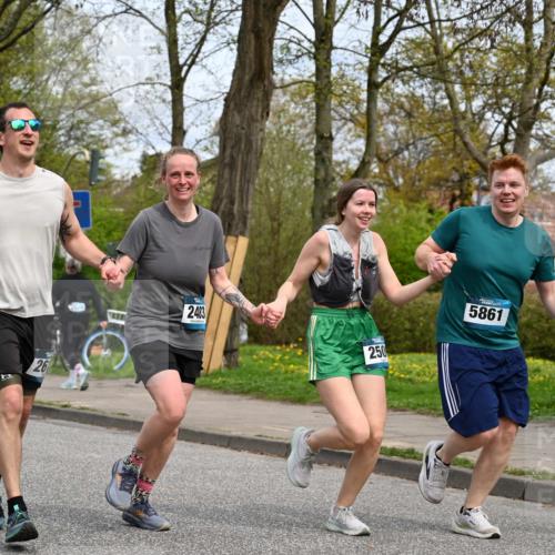 12.04.2026 - 45. Internationalen Wilhelmsburger Insellauf J. Mangold http://msf.ph/oto/9519417 12.04.2026 13:29:05 Ziel 4303, 4302, 4304, 4451, 2650, 2340, 5861, 2509, 2483, 2616, 5535, 5536, 5539, 4547, 4420, 3648 meine-sportfotos.de