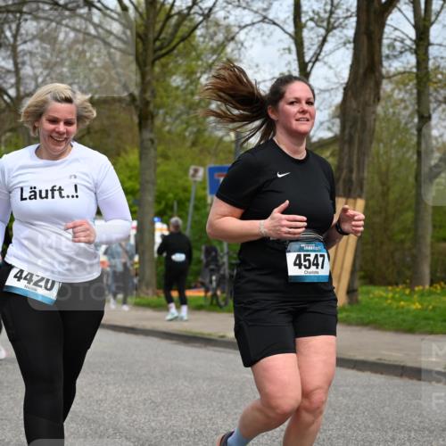 12.04.2026 - 45. Internationalen Wilhelmsburger Insellauf J. Mangold http://msf.ph/oto/9519426 12.04.2026 13:29:06 Ziel 4303, 4302, 4304, 4451, 2650, 2340, 5861, 2509, 2483, 2616, 5535, 5536, 5539, 4547, 4420, 4547, 4420, 3648 meine-sportfotos.de