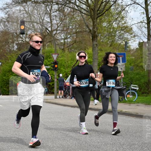12.04.2026 - 45. Internationalen Wilhelmsburger Insellauf J. Mangold http://msf.ph/oto/9519434 12.04.2026 13:29:08 Ziel 4303, 4302, 4304, 4451, 2650, 2340, 5861, 2509, 2483, 2616, 2340, 5861, 2509, 2483, 2616, 5535, 5536, 5539, 4547, 4420, 3648, 3547, 3548 meine-sportfotos.de