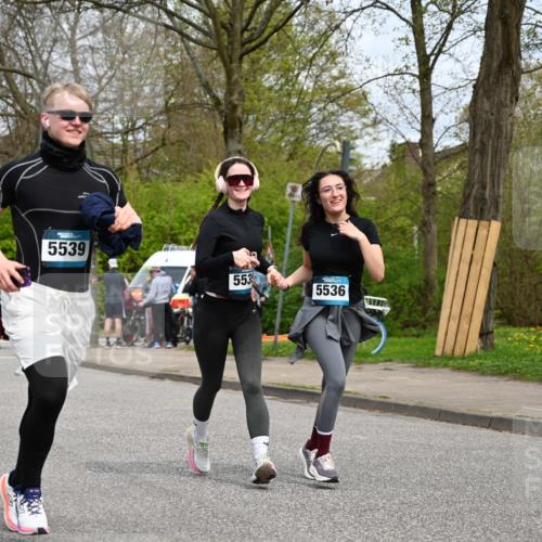 12.04.2026 - 45. Internationalen Wilhelmsburger Insellauf J. Mangold http://msf.ph/oto/9519437 12.04.2026 13:29:08 Ziel 4303, 4302, 4304, 4451, 2650, 2340, 5861, 2509, 2483, 2616, 2340, 5861, 2509, 2483, 2616, 5535, 5536, 5539, 4547, 4420, 3648, 3547, 3548 meine-sportfotos.de