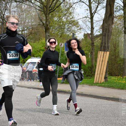 12.04.2026 - 45. Internationalen Wilhelmsburger Insellauf J. Mangold http://msf.ph/oto/9519438 12.04.2026 13:29:08 Ziel 4303, 4302, 4304, 4451, 2650, 2340, 5861, 2509, 2483, 2616, 2340, 5861, 2509, 2483, 2616, 5535, 5536, 5539, 4547, 4420, 3648, 3547, 3548 meine-sportfotos.de