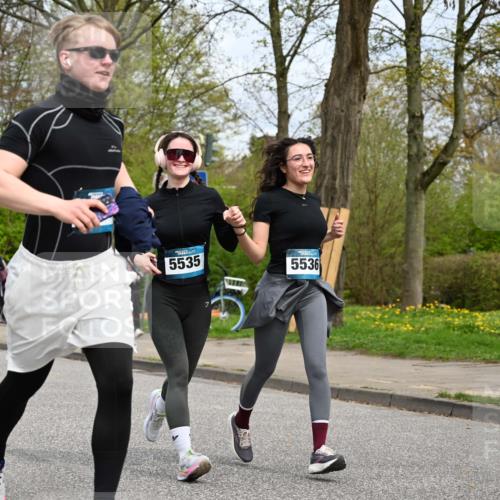 12.04.2026 - 45. Internationalen Wilhelmsburger Insellauf J. Mangold http://msf.ph/oto/9519442 12.04.2026 13:29:08 Ziel 4303, 4302, 4304, 4451, 2650, 2340, 5861, 2509, 2483, 2616, 2340, 5861, 2509, 2483, 2616, 5535, 5536, 5539, 4547, 4420, 3648, 3547, 3548 meine-sportfotos.de