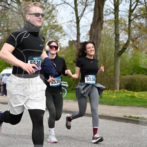 12.04.2026 - 45. Internationalen Wilhelmsburger Insellauf J. Mangold http://msf.ph/oto/9519443 12.04.2026 13:29:08 Ziel 4303, 4302, 4304, 4451, 2650, 2340, 5861, 2509, 2483, 2616, 2340, 5861, 2509, 2483, 2616, 5535, 5536, 5539, 4547, 4420, 3648, 3547, 3548 meine-sportfotos.de