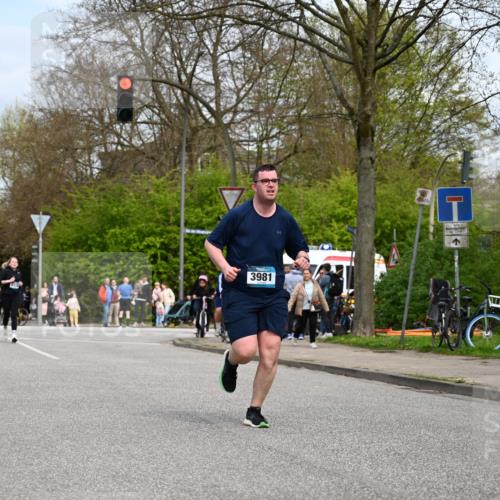 12.04.2026 - 45. Internationalen Wilhelmsburger Insellauf J. Mangold http://msf.ph/oto/9519468 12.04.2026 13:29:58 Ziel 2131, 5241, 3981, 2514, 2515, 4324, 4429, 2003 meine-sportfotos.de