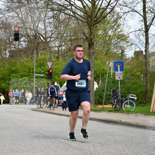 12.04.2026 - 45. Internationalen Wilhelmsburger Insellauf J. Mangold http://msf.ph/oto/9519474 12.04.2026 13:29:58 Ziel 2131, 5241, 3981, 2514, 2515, 4324, 4429, 2003 meine-sportfotos.de