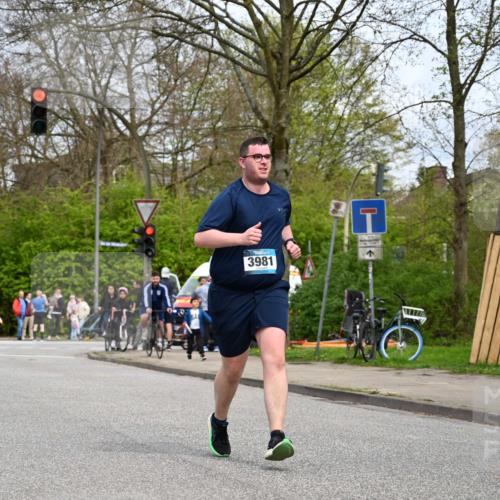 12.04.2026 - 45. Internationalen Wilhelmsburger Insellauf J. Mangold http://msf.ph/oto/9519475 12.04.2026 13:29:58 Ziel 2131, 5241, 3981, 2514, 2515, 4324, 4429, 2003 meine-sportfotos.de