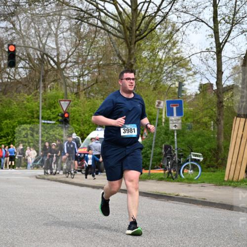 12.04.2026 - 45. Internationalen Wilhelmsburger Insellauf J. Mangold http://msf.ph/oto/9519476 12.04.2026 13:29:58 Ziel 2131, 5241, 3981, 2514, 2515, 4324, 4429, 2003 meine-sportfotos.de