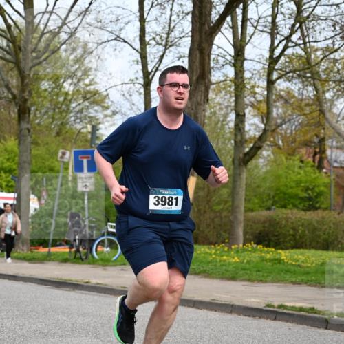 12.04.2026 - 45. Internationalen Wilhelmsburger Insellauf J. Mangold http://msf.ph/oto/9519487 12.04.2026 13:29:59 Ziel 2131, 5241, 5241, 3981, 2514, 2515, 4324, 4429, 2003 meine-sportfotos.de