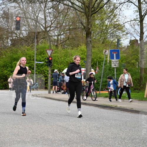12.04.2026 - 45. Internationalen Wilhelmsburger Insellauf J. Mangold http://msf.ph/oto/9519495 12.04.2026 13:30:05 Ziel 5241, 3981, 2514, 2515, 2515, 4324, 4429, 2003 meine-sportfotos.de