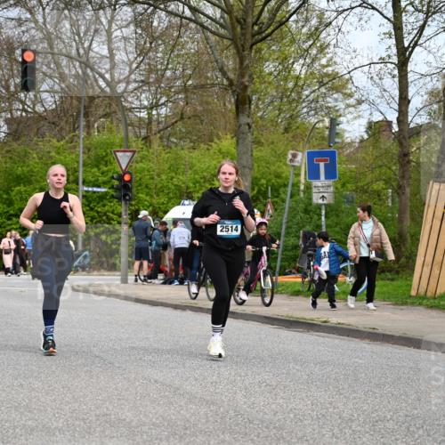 12.04.2026 - 45. Internationalen Wilhelmsburger Insellauf J. Mangold http://msf.ph/oto/9519498 12.04.2026 13:30:05 Ziel 5241, 3981, 2514, 2515, 2515, 4324, 4429, 2003 meine-sportfotos.de