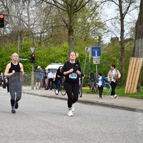 12.04.2026 - 45. Internationalen Wilhelmsburger Insellauf J. Mangold http://msf.ph/oto/9519501 12.04.2026 13:30:05 Ziel 5241, 3981, 2514, 2515, 2515, 4324, 4429, 2003 meine-sportfotos.de