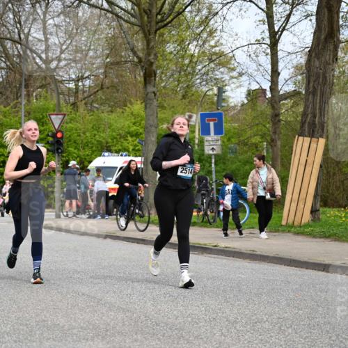 12.04.2026 - 45. Internationalen Wilhelmsburger Insellauf J. Mangold http://msf.ph/oto/9519504 12.04.2026 13:30:06 Ziel 5241, 3981, 2514, 2515, 4324, 4429, 2003, 4456, 4463 meine-sportfotos.de