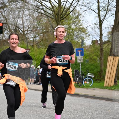 12.04.2026 - 45. Internationalen Wilhelmsburger Insellauf J. Mangold http://msf.ph/oto/9519533 12.04.2026 13:30:10 Ziel 5241, 3981, 2514, 2515, 4324, 4429, 2003, 4456, 4463, 5815 meine-sportfotos.de