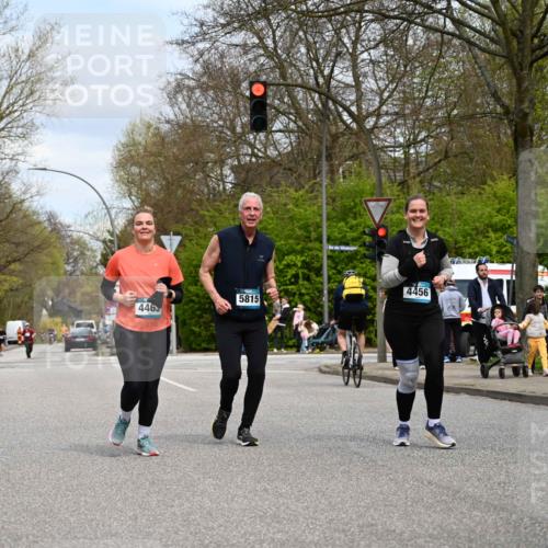 12.04.2026 - 45. Internationalen Wilhelmsburger Insellauf J. Mangold http://msf.ph/oto/9519544 12.04.2026 13:30:20 Ziel 5241, 3981, 2514, 2515, 4324, 4429, 4324, 4429, 2003, 4456, 4463, 5815 meine-sportfotos.de