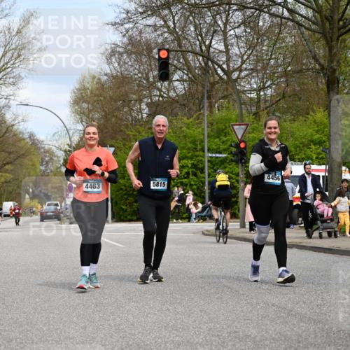 12.04.2026 - 45. Internationalen Wilhelmsburger Insellauf J. Mangold http://msf.ph/oto/9519545 12.04.2026 13:30:20 Ziel 5241, 3981, 2514, 2515, 4324, 4429, 4324, 4429, 2003, 4456, 4463, 5815 meine-sportfotos.de