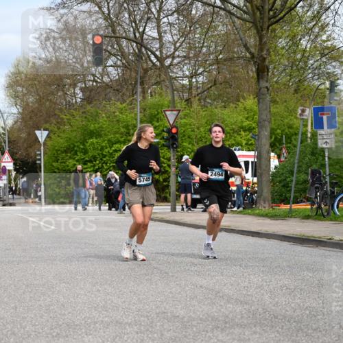 12.04.2026 - 45. Internationalen Wilhelmsburger Insellauf J. Mangold http://msf.ph/oto/9519609 12.04.2026 13:30:53 Ziel 4456, 4463, 5815, 5546, 5745, 2494 meine-sportfotos.de