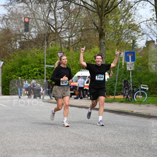 12.04.2026 - 45. Internationalen Wilhelmsburger Insellauf J. Mangold http://msf.ph/oto/9519616 12.04.2026 13:30:54 Ziel 4456, 4463, 5815, 5546, 5745, 2494 meine-sportfotos.de