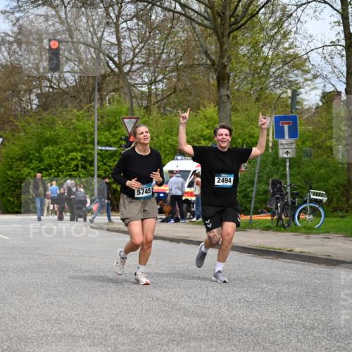 12.04.2026 - 45. Internationalen Wilhelmsburger Insellauf J. Mangold http://msf.ph/oto/9519617 12.04.2026 13:30:54 Ziel 4456, 4463, 5815, 5546, 5745, 2494 meine-sportfotos.de