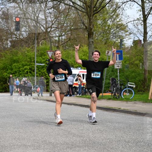 12.04.2026 - 45. Internationalen Wilhelmsburger Insellauf J. Mangold http://msf.ph/oto/9519619 12.04.2026 13:30:54 Ziel 4456, 4463, 5815, 5546, 5745, 2494 meine-sportfotos.de
