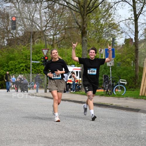 12.04.2026 - 45. Internationalen Wilhelmsburger Insellauf J. Mangold http://msf.ph/oto/9519620 12.04.2026 13:30:54 Ziel 4456, 4463, 5815, 5546, 5745, 2494 meine-sportfotos.de