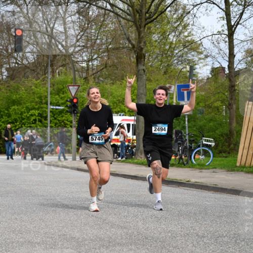 12.04.2026 - 45. Internationalen Wilhelmsburger Insellauf J. Mangold http://msf.ph/oto/9519621 12.04.2026 13:30:54 Ziel 4456, 4463, 5815, 5546, 5745, 2494 meine-sportfotos.de