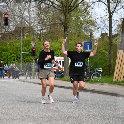 12.04.2026 - 45. Internationalen Wilhelmsburger Insellauf J. Mangold http://msf.ph/oto/9519622 12.04.2026 13:30:54 Ziel 4456, 4463, 5815, 5546, 5745, 2494 meine-sportfotos.de