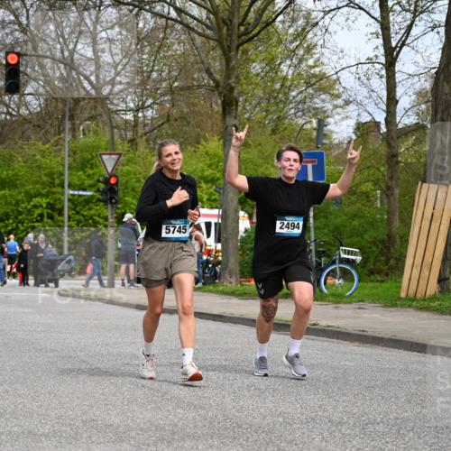 12.04.2026 - 45. Internationalen Wilhelmsburger Insellauf J. Mangold http://msf.ph/oto/9519623 12.04.2026 13:30:54 Ziel 4456, 4463, 5815, 5546, 5745, 2494 meine-sportfotos.de