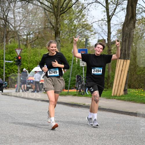 12.04.2026 - 45. Internationalen Wilhelmsburger Insellauf J. Mangold http://msf.ph/oto/9519628 12.04.2026 13:30:55 Ziel 4456, 4463, 5815, 5546, 5745, 2494 meine-sportfotos.de