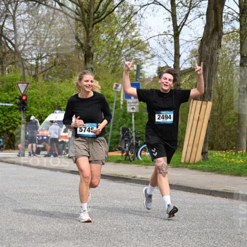 12.04.2026 - 45. Internationalen Wilhelmsburger Insellauf J. Mangold http://msf.ph/oto/9519629 12.04.2026 13:30:55 Ziel 4456, 4463, 5815, 5546, 5745, 2494 meine-sportfotos.de