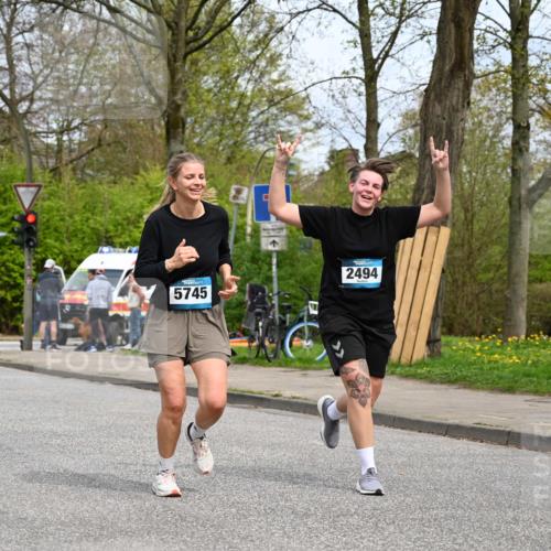 12.04.2026 - 45. Internationalen Wilhelmsburger Insellauf J. Mangold http://msf.ph/oto/9519630 12.04.2026 13:30:55 Ziel 4456, 4463, 5815, 5546, 5745, 2494 meine-sportfotos.de
