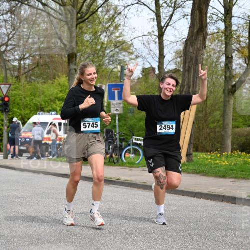 12.04.2026 - 45. Internationalen Wilhelmsburger Insellauf J. Mangold http://msf.ph/oto/9519631 12.04.2026 13:30:55 Ziel 4456, 4463, 5815, 5546, 5745, 2494 meine-sportfotos.de