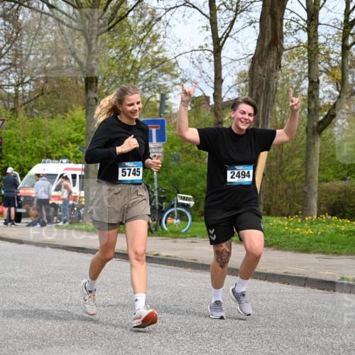 12.04.2026 - 45. Internationalen Wilhelmsburger Insellauf J. Mangold http://msf.ph/oto/9519632 12.04.2026 13:30:55 Ziel 4456, 4463, 5815, 5546, 5745, 2494 meine-sportfotos.de