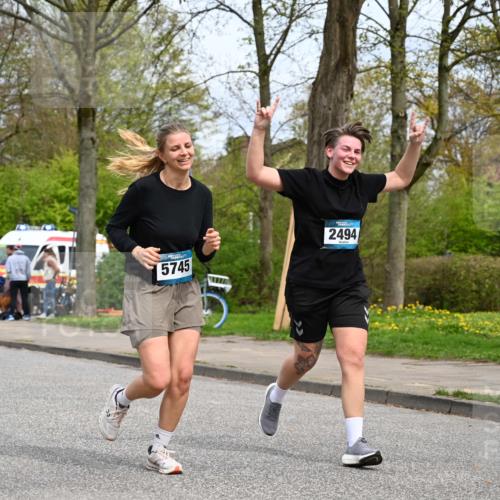12.04.2026 - 45. Internationalen Wilhelmsburger Insellauf J. Mangold http://msf.ph/oto/9519634 12.04.2026 13:30:55 Ziel 4456, 4463, 5815, 5546, 5745, 2494 meine-sportfotos.de