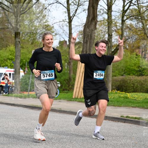 12.04.2026 - 45. Internationalen Wilhelmsburger Insellauf J. Mangold http://msf.ph/oto/9519635 12.04.2026 13:30:55 Ziel 4456, 4463, 5815, 5546, 5745, 2494 meine-sportfotos.de