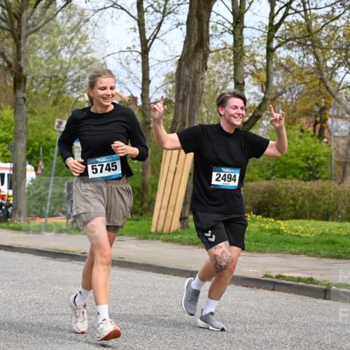 12.04.2026 - 45. Internationalen Wilhelmsburger Insellauf J. Mangold http://msf.ph/oto/9519636 12.04.2026 13:30:55 Ziel 4456, 4463, 5815, 5546, 5745, 2494 meine-sportfotos.de