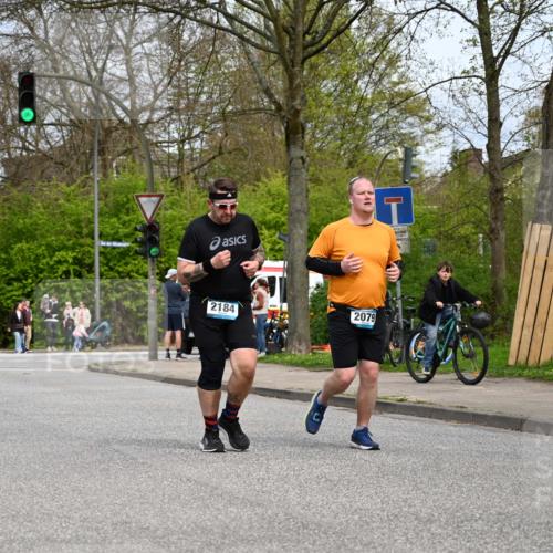12.04.2026 - 45. Internationalen Wilhelmsburger Insellauf J. Mangold http://msf.ph/oto/9519642 12.04.2026 13:31:19 Ziel 5745, 2494, 2184, 2079 meine-sportfotos.de