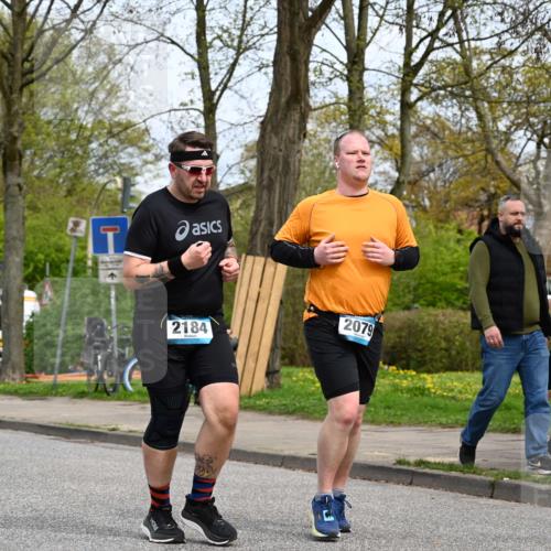 12.04.2026 - 45. Internationalen Wilhelmsburger Insellauf J. Mangold http://msf.ph/oto/9519661 12.04.2026 13:31:21 Ziel 5745, 2494, 2184, 2079, 2184, 2079 meine-sportfotos.de