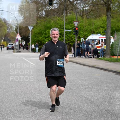 12.04.2026 - 45. Internationalen Wilhelmsburger Insellauf J. Mangold http://msf.ph/oto/9519930 12.04.2026 13:34:33 Ziel 3409, 3075, 2038 meine-sportfotos.de