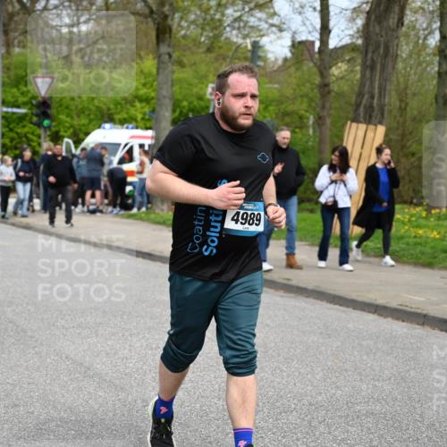 12.04.2026 - 45. Internationalen Wilhelmsburger Insellauf J. Mangold http://msf.ph/oto/9519956 12.04.2026 13:35:03 Ziel 2038, 4988, 4989, 3282, 4113 meine-sportfotos.de