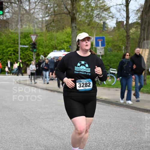 12.04.2026 - 45. Internationalen Wilhelmsburger Insellauf J. Mangold http://msf.ph/oto/9519967 12.04.2026 13:35:06 Ziel 2038, 4988, 4989, 3282, 4113 meine-sportfotos.de