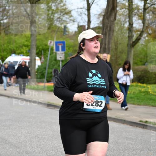 12.04.2026 - 45. Internationalen Wilhelmsburger Insellauf J. Mangold http://msf.ph/oto/9519975 12.04.2026 13:35:07 Ziel 2038, 4988, 4989, 3282, 4113 meine-sportfotos.de