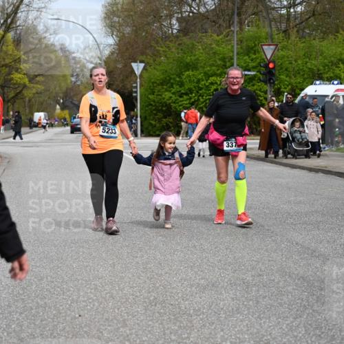 12.04.2026 - 45. Internationalen Wilhelmsburger Insellauf J. Mangold http://msf.ph/oto/9519997 12.04.2026 13:35:38 Ziel 3282, 4113, 5233, 3376 meine-sportfotos.de