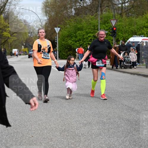 12.04.2026 - 45. Internationalen Wilhelmsburger Insellauf J. Mangold http://msf.ph/oto/9519998 12.04.2026 13:35:38 Ziel 3282, 4113, 5233, 3376 meine-sportfotos.de