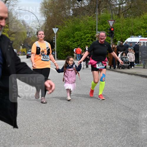 12.04.2026 - 45. Internationalen Wilhelmsburger Insellauf J. Mangold http://msf.ph/oto/9519999 12.04.2026 13:35:38 Ziel 3282, 4113, 5233, 3376 meine-sportfotos.de