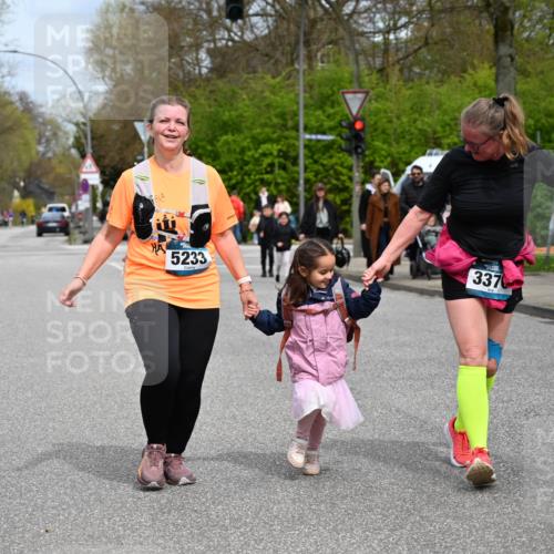 12.04.2026 - 45. Internationalen Wilhelmsburger Insellauf J. Mangold http://msf.ph/oto/9520002 12.04.2026 13:35:39 Ziel 3282, 4113, 5233, 3376 meine-sportfotos.de