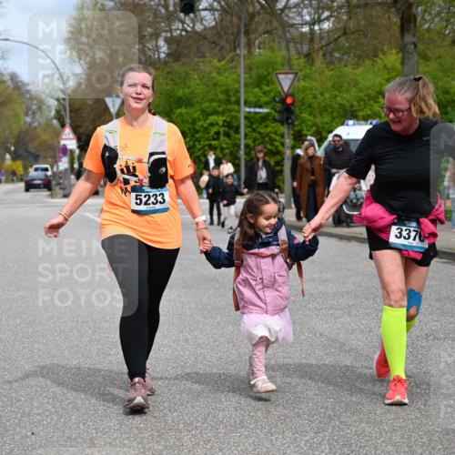 12.04.2026 - 45. Internationalen Wilhelmsburger Insellauf J. Mangold http://msf.ph/oto/9520003 12.04.2026 13:35:39 Ziel 3282, 4113, 5233, 3376 meine-sportfotos.de