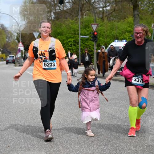 12.04.2026 - 45. Internationalen Wilhelmsburger Insellauf J. Mangold http://msf.ph/oto/9520004 12.04.2026 13:35:40 Ziel 3282, 4113, 5233, 3376 meine-sportfotos.de
