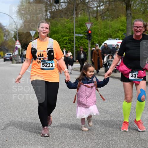 12.04.2026 - 45. Internationalen Wilhelmsburger Insellauf J. Mangold http://msf.ph/oto/9520005 12.04.2026 13:35:40 Ziel 3282, 4113, 5233, 3376 meine-sportfotos.de