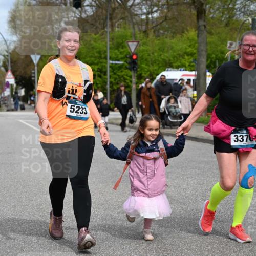 12.04.2026 - 45. Internationalen Wilhelmsburger Insellauf J. Mangold http://msf.ph/oto/9520008 12.04.2026 13:35:40 Ziel 3282, 4113, 5233, 3376 meine-sportfotos.de